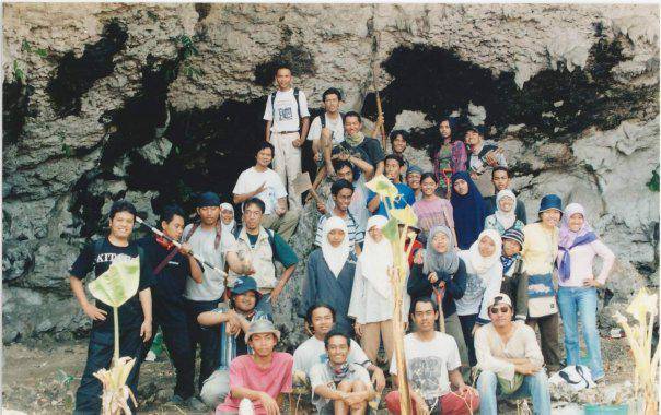 http://cdn.idntimes.com/content-images/post/20150826/ekskavasi ada dosen dan mahasiswa (1).jpg